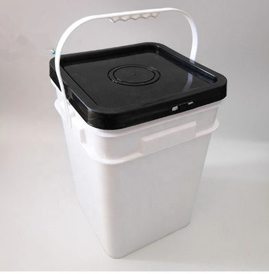 Le seau en plastique durable de peinture avec le couvercle manipule le nouveau blanc épaissi