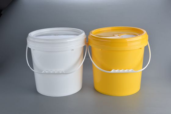 Le tonneau en plastique est léger et peut contenir des produits chimiques ou de la peinture.
