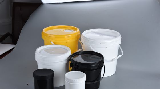 Le tonneau en plastique est léger et peut contenir des produits chimiques ou de la peinture.