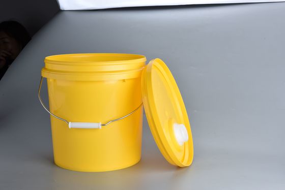 Le tonneau en plastique est léger et peut contenir des produits chimiques ou de la peinture.
